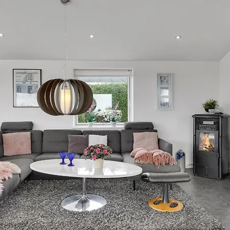 Dom wakacyjny Beautiful In With Jacuzzi Fåborg