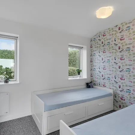 Beautiful In With Jacuzzi Holiday home