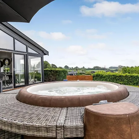 Beautiful In With Jacuzzi Dom wakacyjny Fåborg