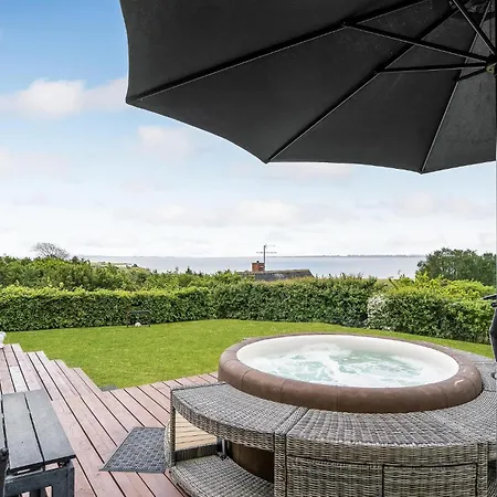 Beautiful In With Jacuzzi Holiday home