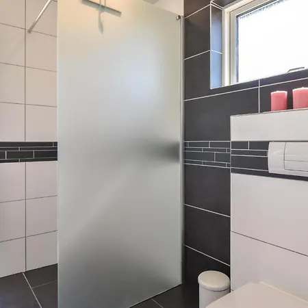 Dom wakacyjny Beautiful In With Jacuzzi Fåborg