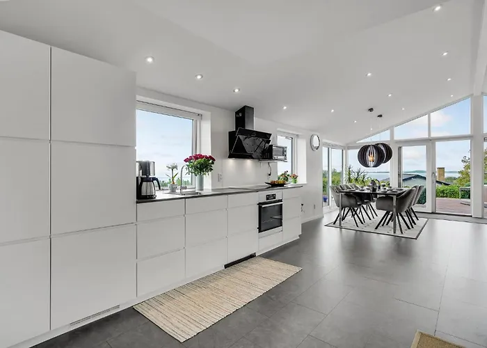 Beautiful In With Jacuzzi Holiday home