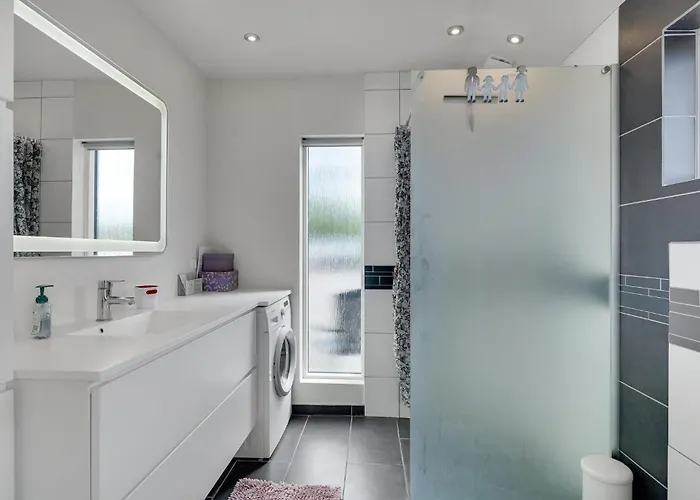 Beautiful In With Jacuzzi Holiday home *