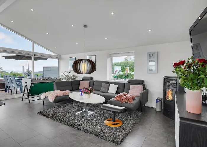 Beautiful In With Jacuzzi Holiday home *