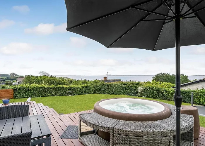 Beautiful In With Jacuzzi Holiday home