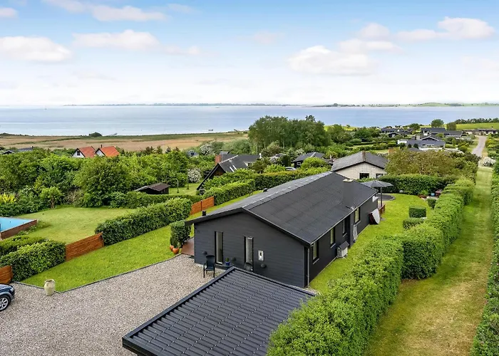 Beautiful In With Jacuzzi Holiday home *