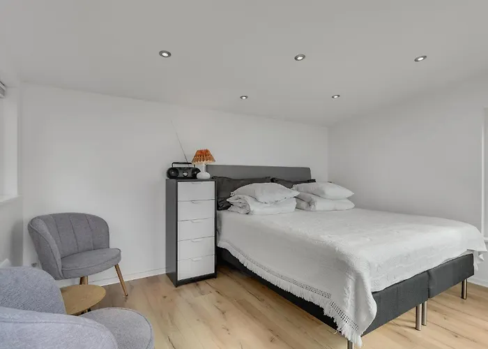 Beautiful In With Jacuzzi Holiday home