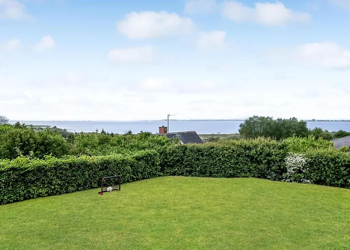 Beautiful In With Jacuzzi Holiday home *